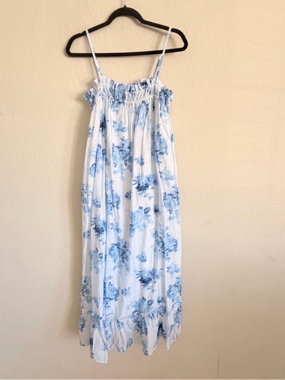 a loves a woman’s White & Light Blue prairieFloral Smocked Maxi Sundress medium